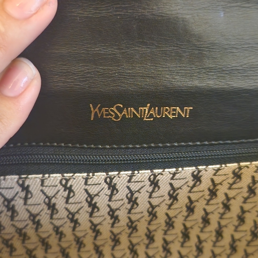 YSL clutch!!! Great Conditions and beautiful